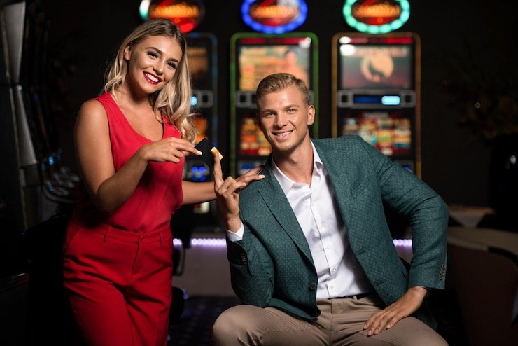 Layar meja live casino rejekislot dengan chip dan nilai taruhan dalam mata uang lokal
